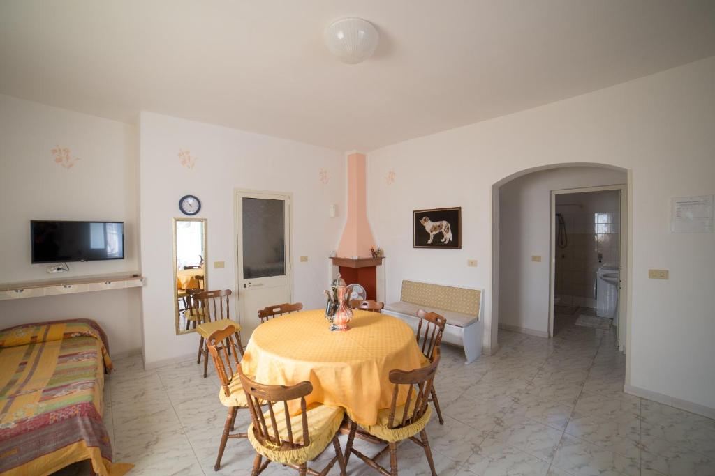 TV a/nebo společenská místnost v ubytování Villa Biagio 1945 - doppio terrazzo panoramico vista mare immersa nella natura con parco giochi