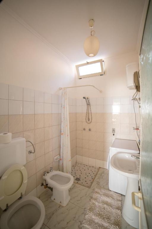 Koupelna v ubytování Villa Biagio 1945 - doppio terrazzo panoramico vista mare immersa nella natura con parco giochi