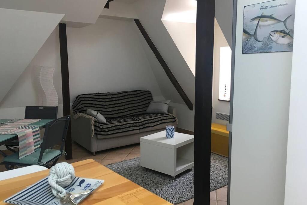 a living room with a couch and a table at Appartement de charme rue du Château in Auray