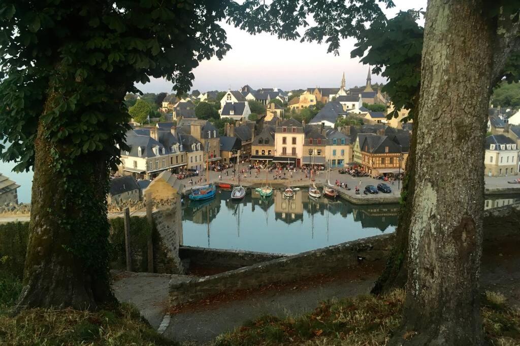 a view of a town with boats in the water at Appartement de charme rue du Château in Auray