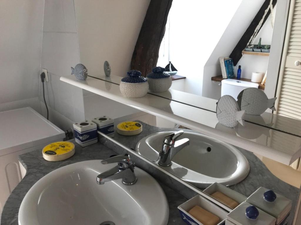 a bathroom with a sink and a mirror at Appartement de charme rue du Château in Auray