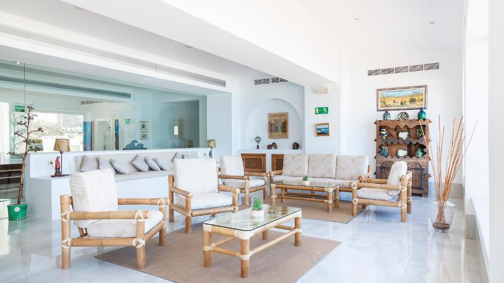 a living room with a couch and chairs and a table at Doña Pakyta in San José