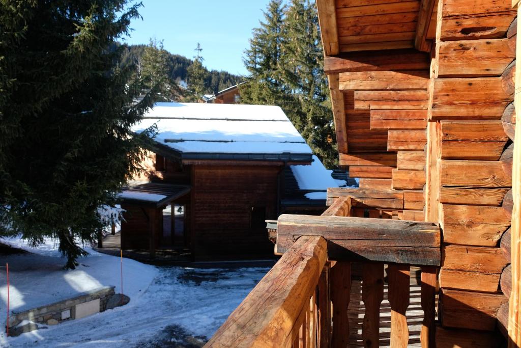 una baita con la neve sul tetto di Madame Vacances Chalet Elliot Est a La Perrière