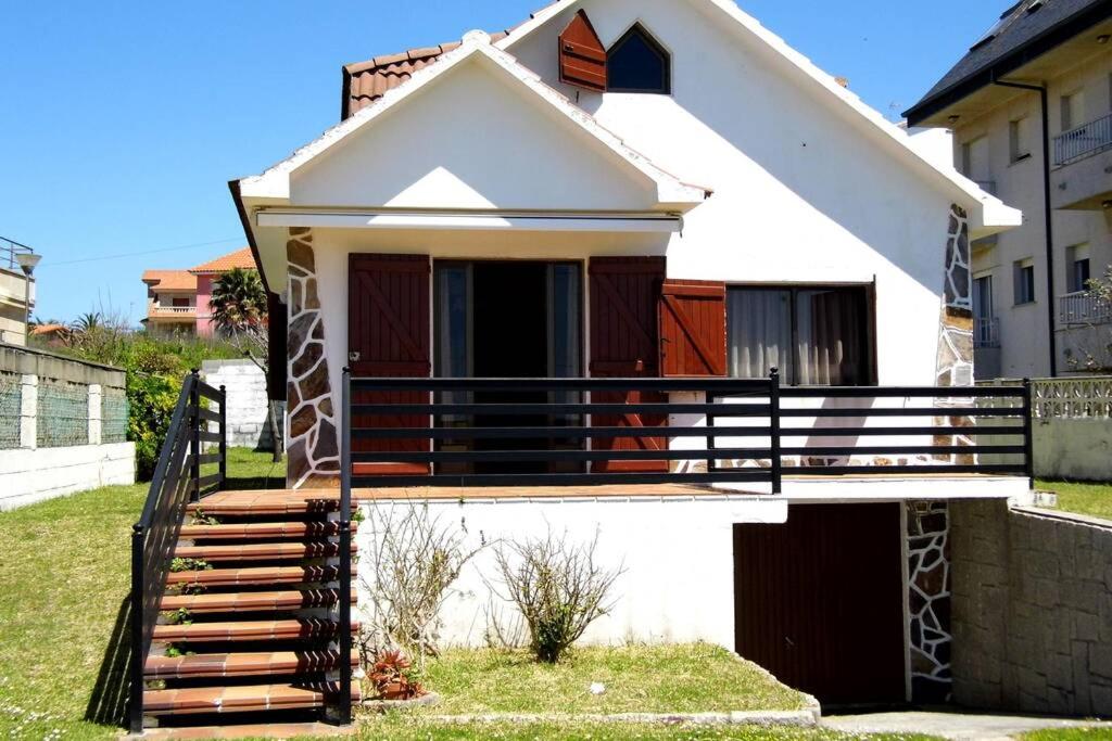 una casa con porche y terraza en Chalet Arena de Canelas en 1ª línea de Playa, Sanxenxo en Portonovo