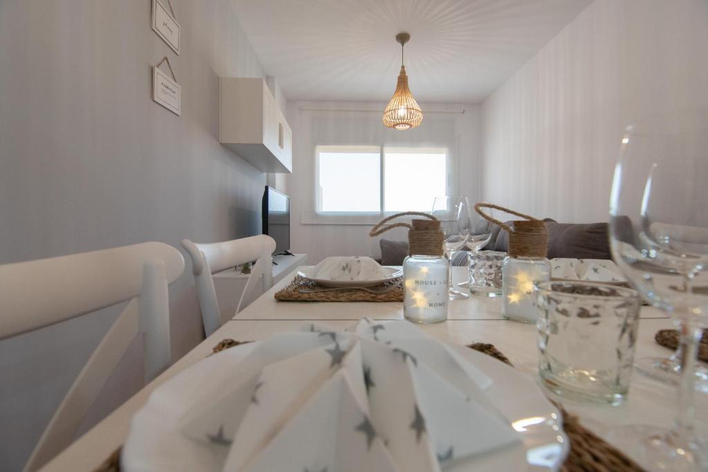 einen Esstisch mit Weingläsern darauf in der Unterkunft Attic Deltarelax in Deltebre