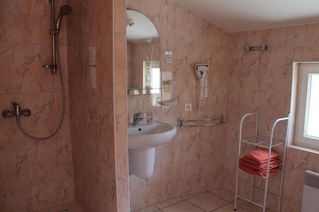 Koupelna v ubytování Hôtel Ladagnous