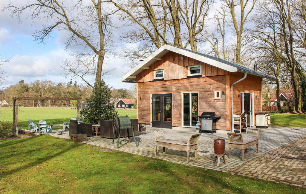 een tiny house met een patio en een grill bij Beautiful Home In Bornerbroek With House A Panoramic View in Weleveld