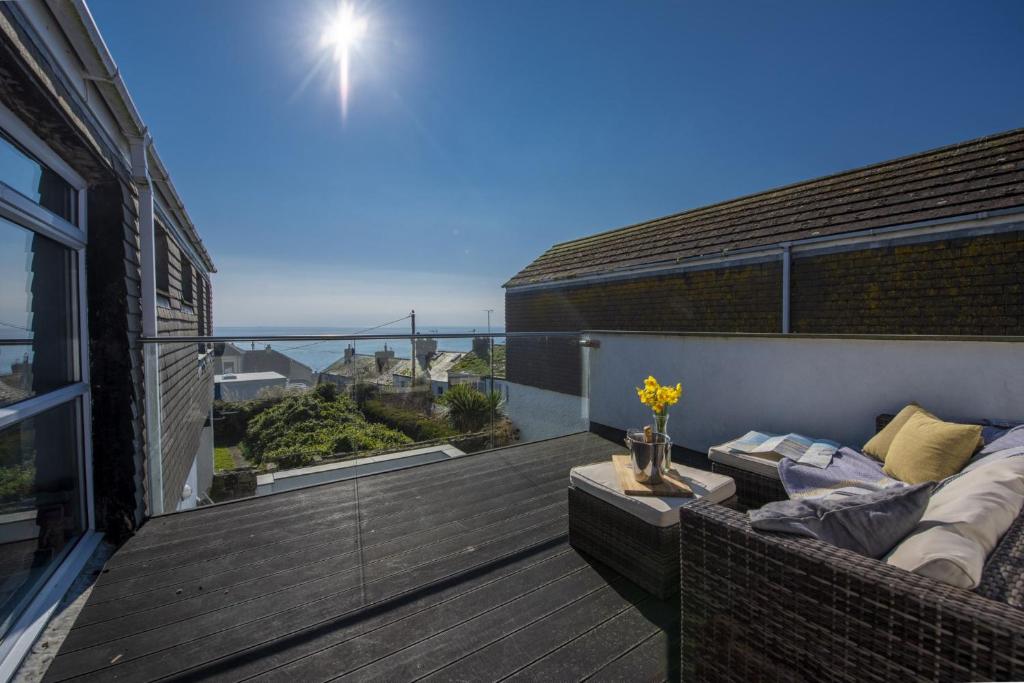Mousehole View - Pet Friendly - Sea Views - Free Parking & WiFi - Housity