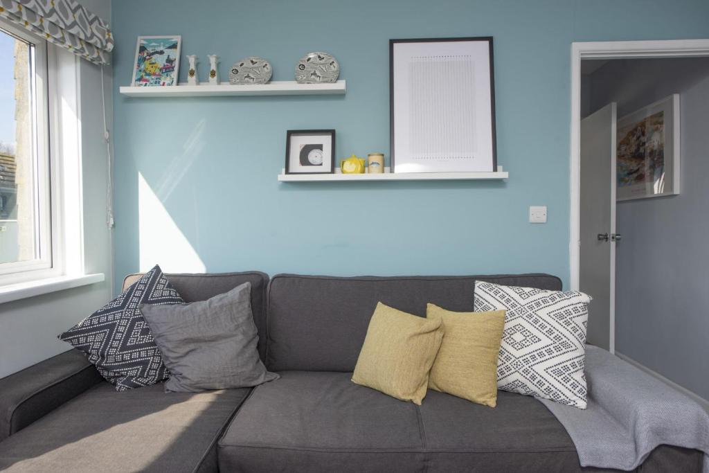 Mousehole View - Pet Friendly - Sea Views - Free Parking & WiFi - Two-Bedroom Apartment