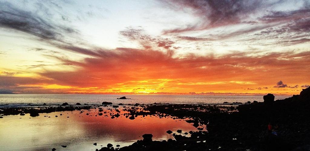 - un coucher de soleil sur une plage avec une masse d'eau dans l'établissement Efigenia playa/mar 3, à Valle Gran Rey