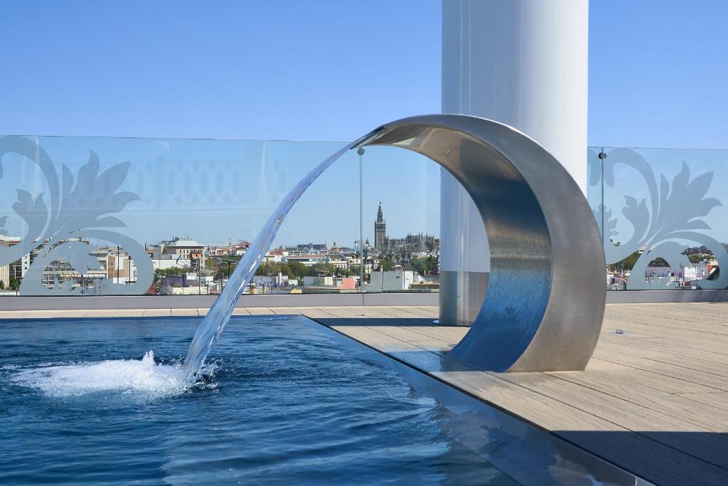 una fuente en medio de una piscina de agua en Monte Triana en Sevilla