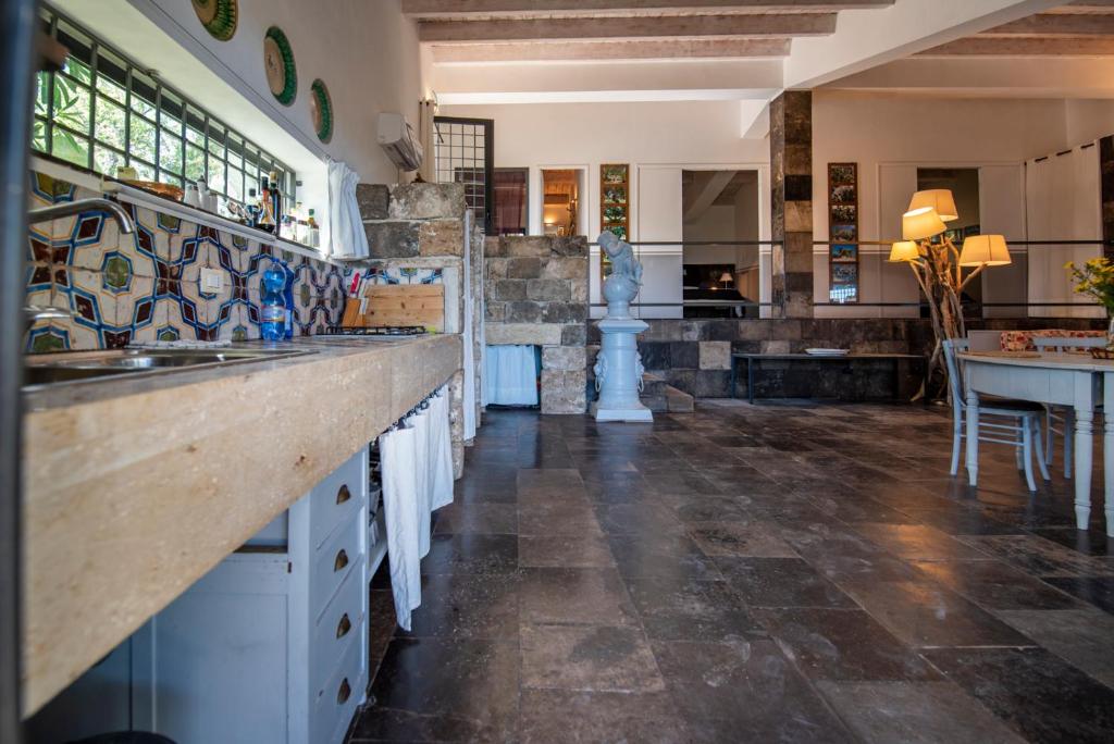 Kuchyňa alebo kuchynka v ubytovaní Villa La Cava del Val di Noto con piscina privata
