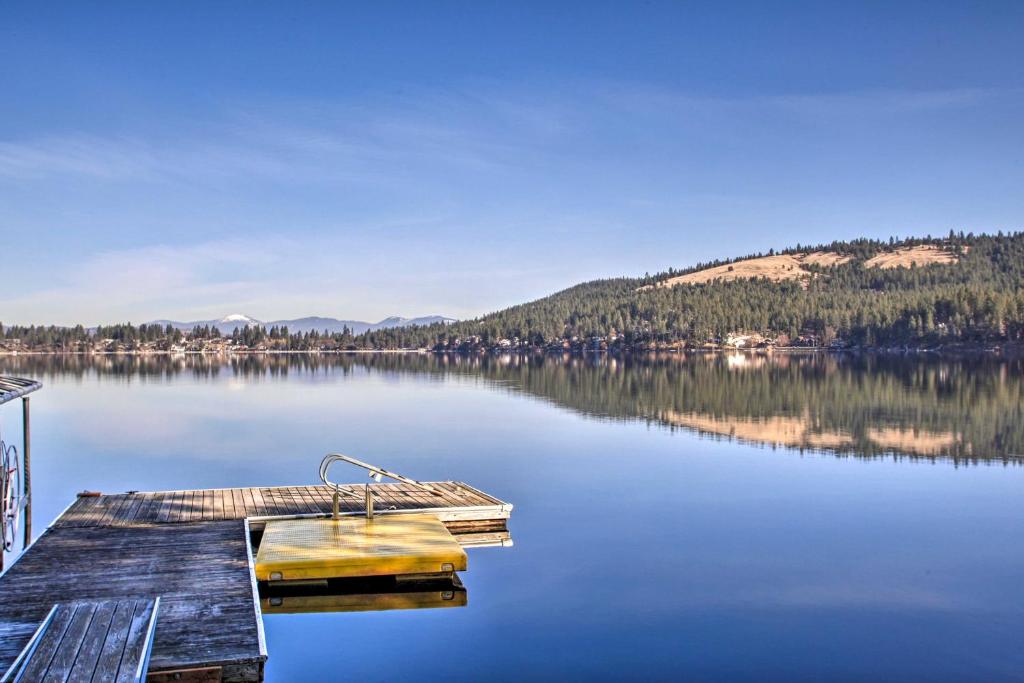 un muelle en medio de un lago en Luxurious Liberty Lake Hideaway with Hot Tub!, en Liberty Lake