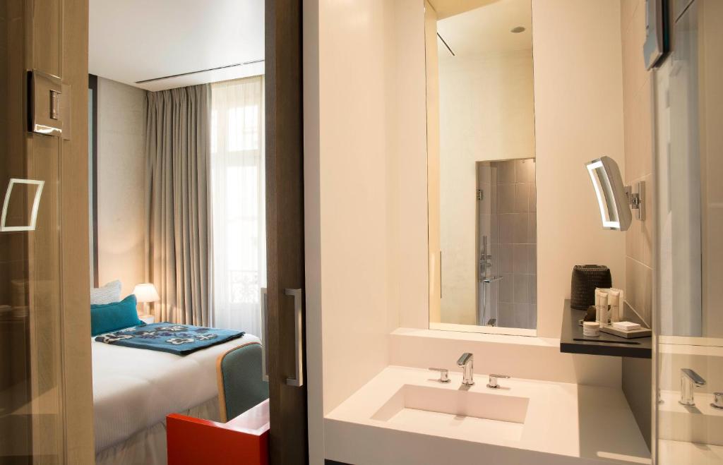Postel nebo postele na pokoji v ubytování Hotel D - Strasbourg