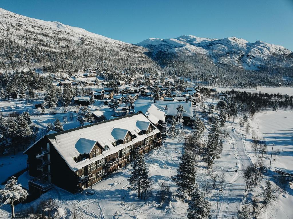 eine Luftaufnahme eines Resorts im Schnee in der Unterkunft Hovdestøylen in Hovden