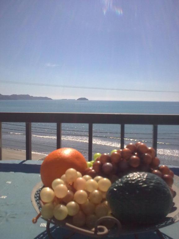 un cesto di frutta su un tavolo con vista sulla spiaggia di Anna Koralli Studios a Laganas