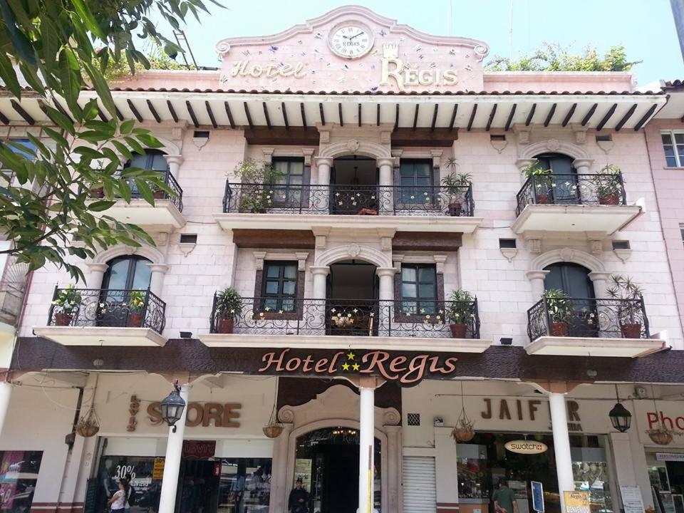 a building with a hotel reels sign in front of it at Hotel Regis in Uruapan del Progreso