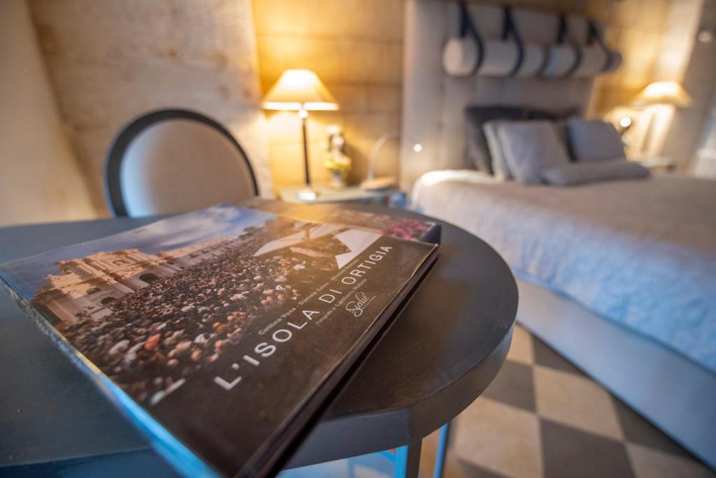 A bed or beds in a room at Maniace Suites