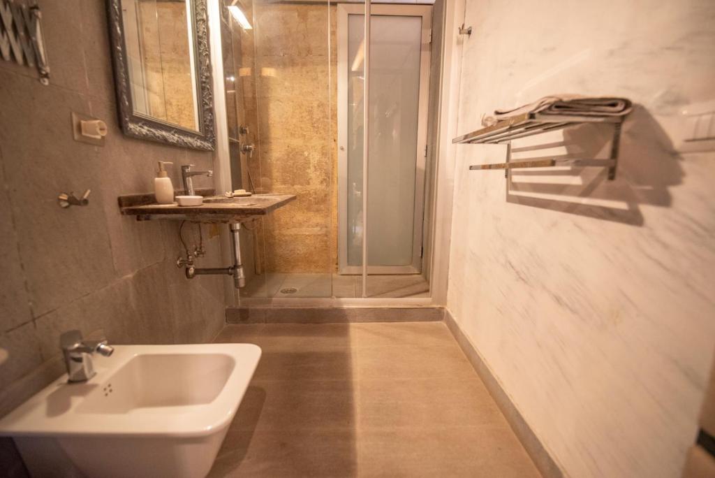 A bathroom at Maniace Suites
