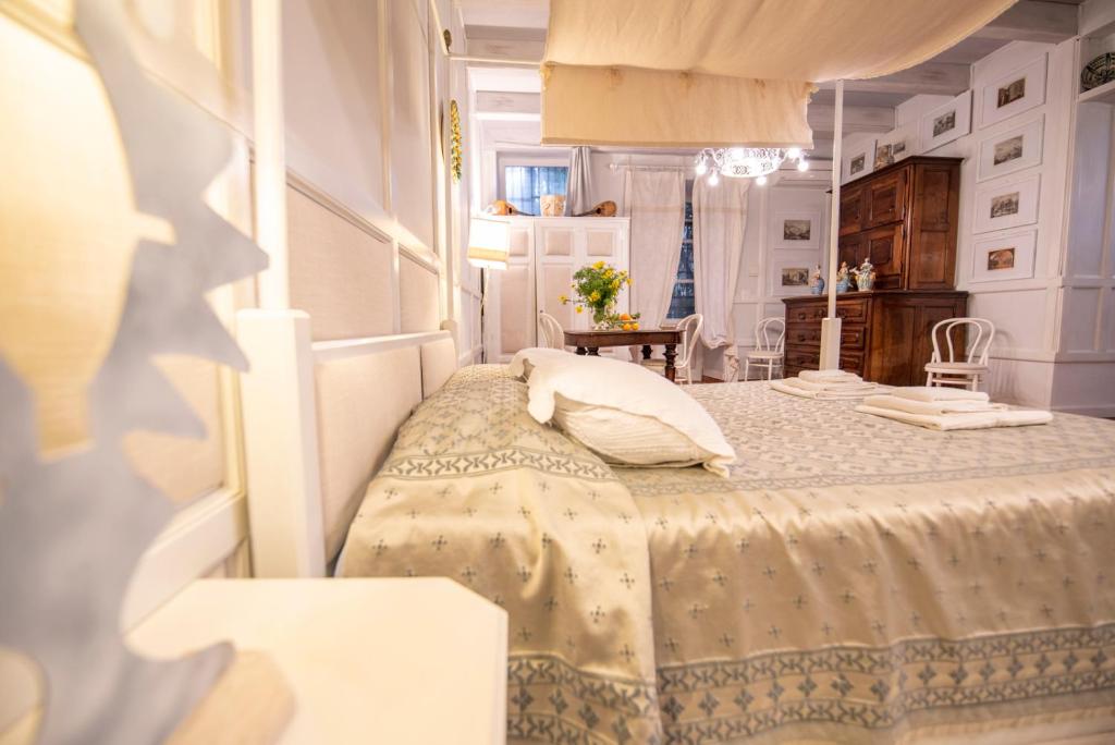 A bed or beds in a room at Maniace Suites