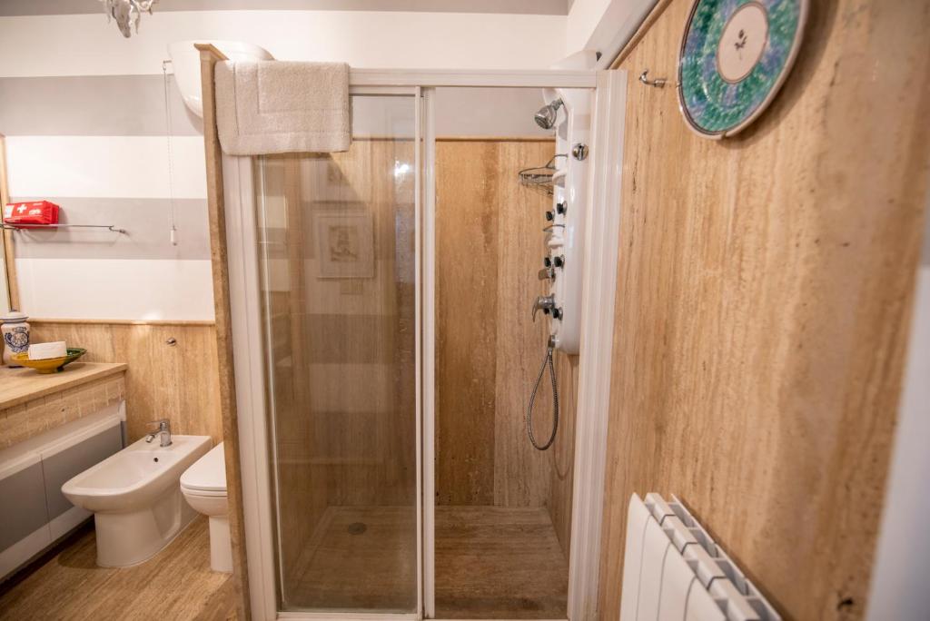 A bathroom at Maniace Suites