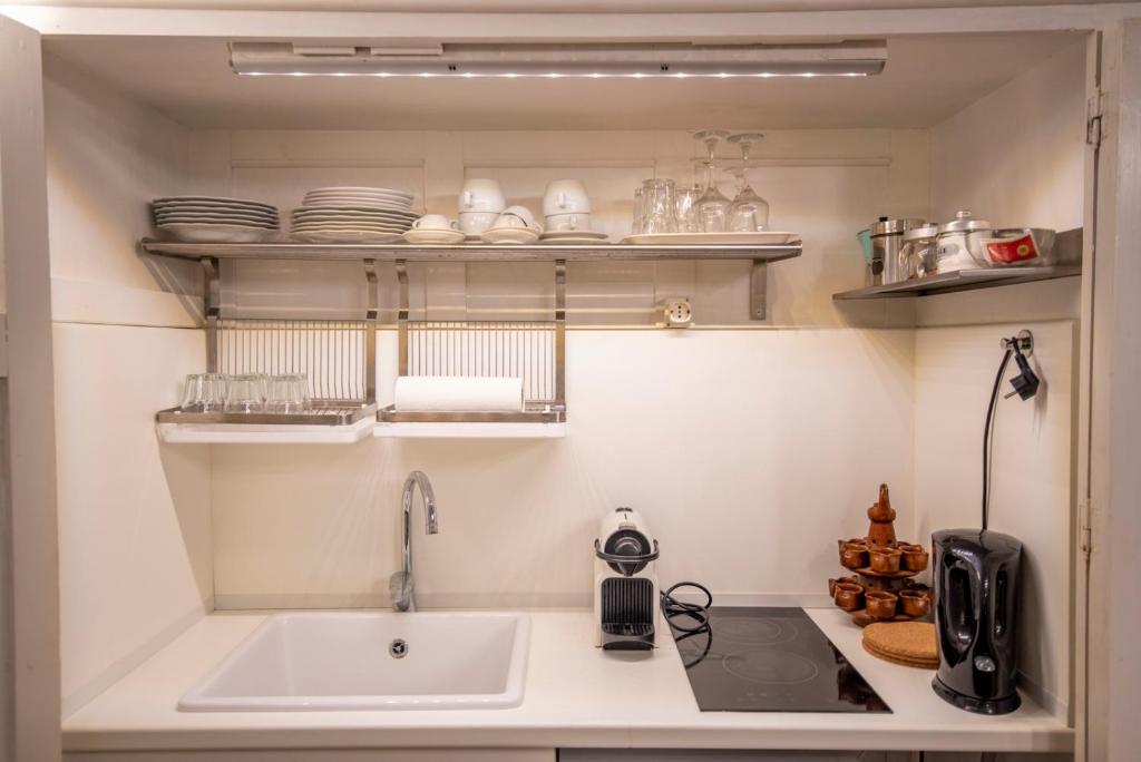 A kitchen or kitchenette at Maniace Suites