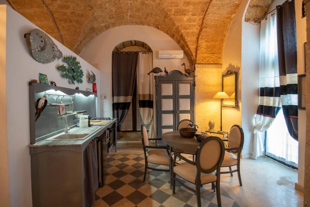 A kitchen or kitchenette at Maniace Suites