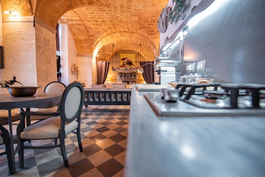 A kitchen or kitchenette at Maniace Suites