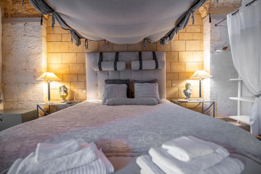 A bed or beds in a room at Maniace Suites
