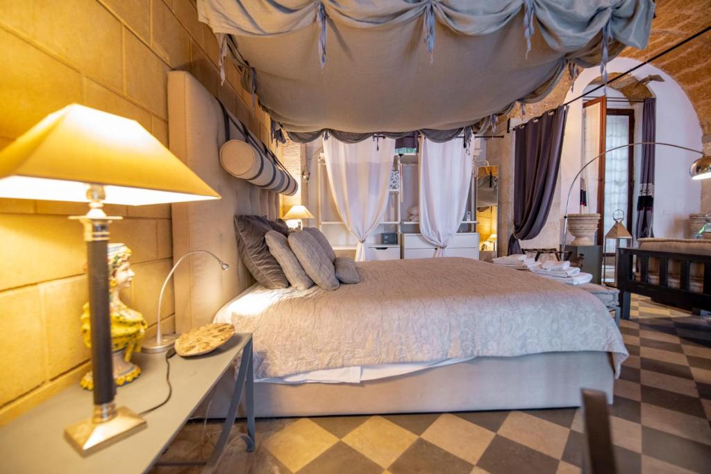 A bed or beds in a room at Maniace Suites