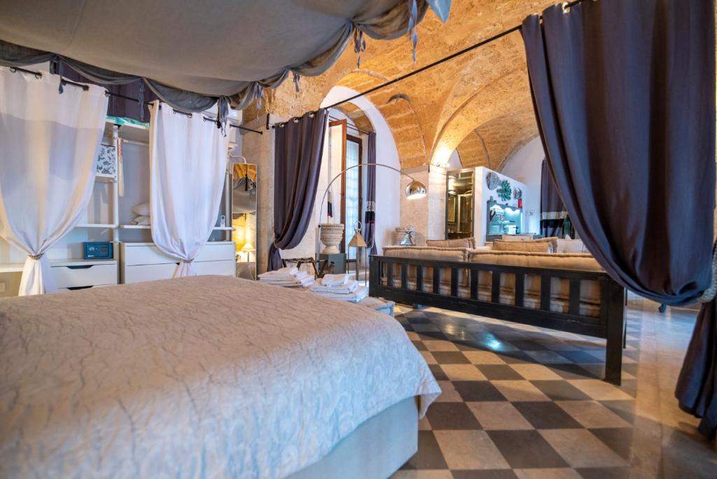 A bed or beds in a room at Maniace Suites