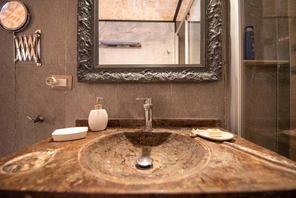 A bathroom at Maniace Suites