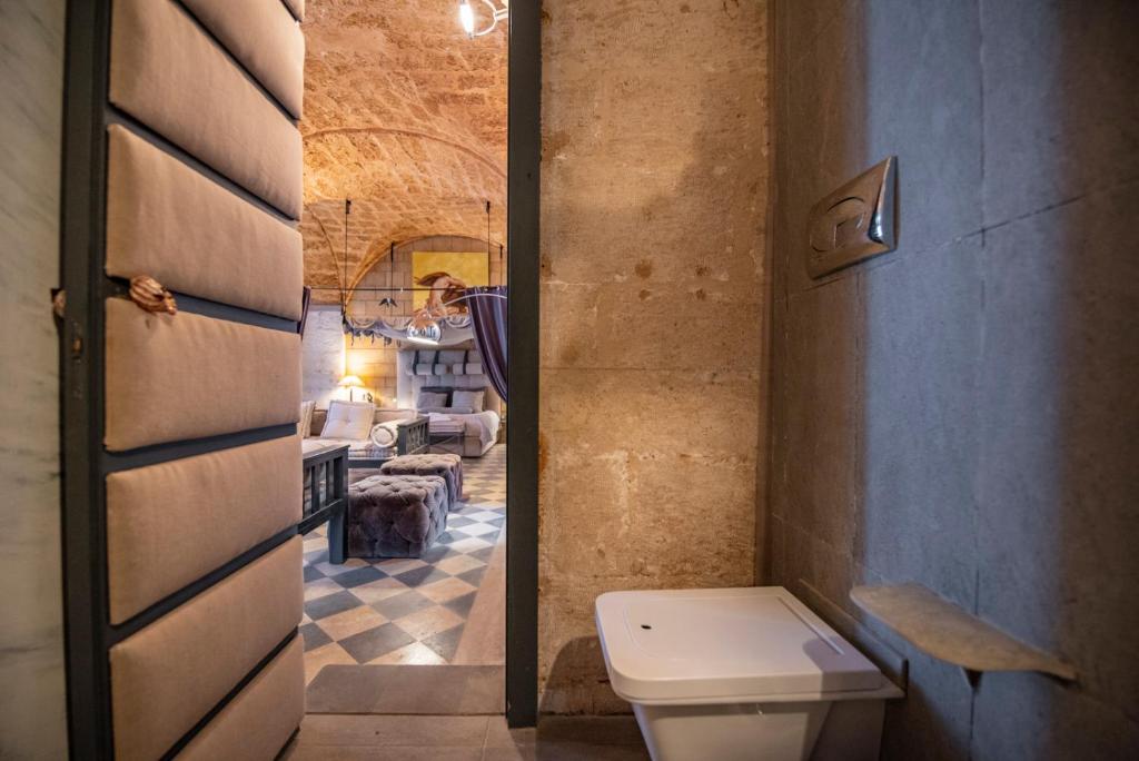 A bathroom at Maniace Suites