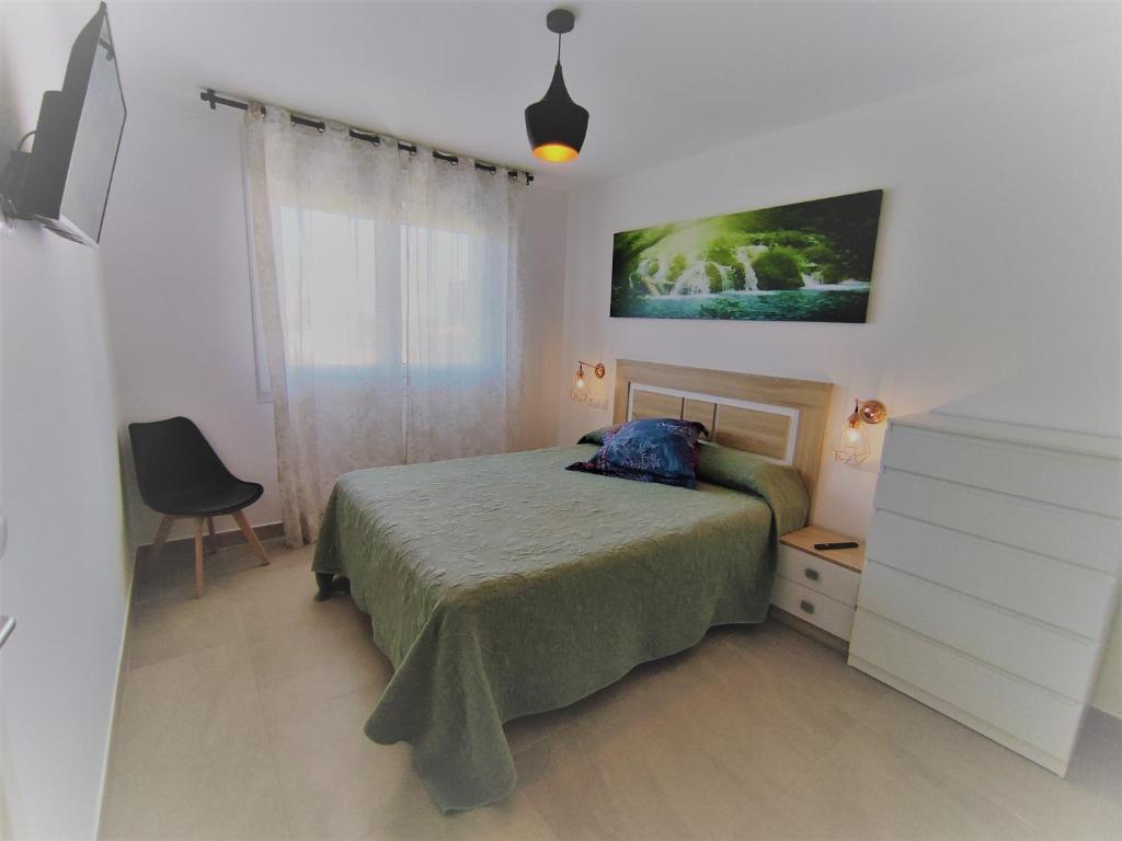 Posteľ alebo postele v izbe v ubytovaní Apartamentos Playa De Covachos