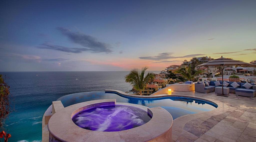 Accommodating Villa with Huge Ocean Views, Infinity Pool, & Jacuzzi Close to Downtown Cabo