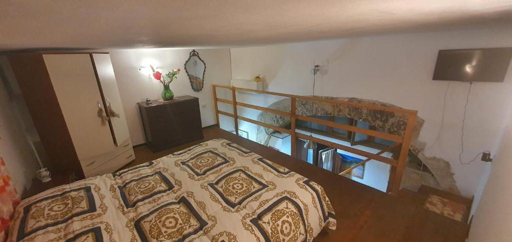 Łóżko lub łóżka piętrowe w pokoju w obiekcie Casa Vacanze Mastrarua 150