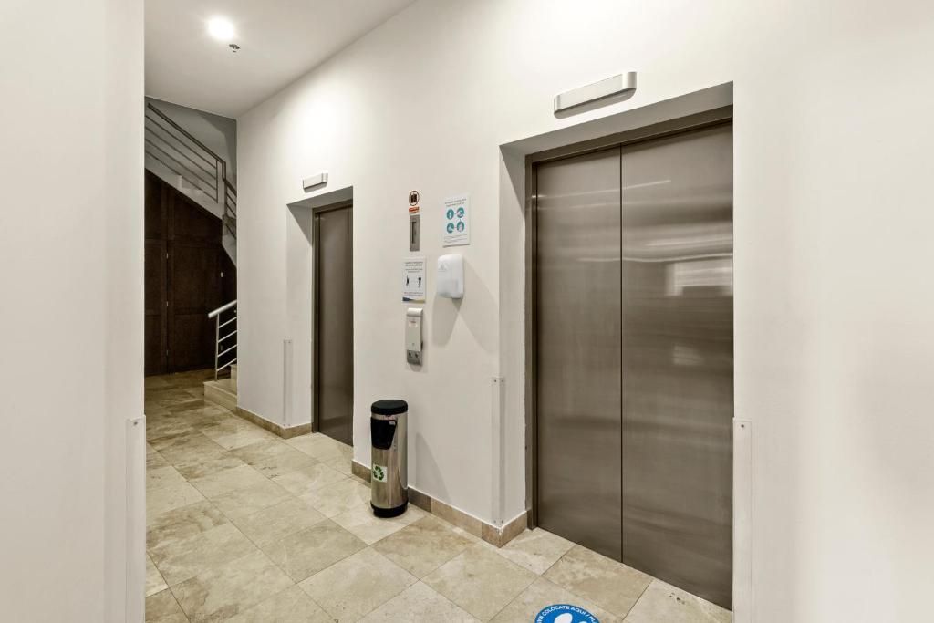 a elevator in a building with a metal door at Hotel Aeropuerto Los Cabos in San José del Cabo