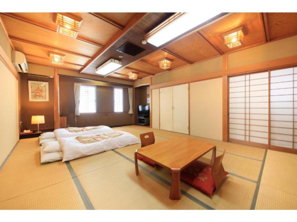 Habitación con cama y mesa. en Fujinomiya Green Hotel - Vacation STAY 19040v, en Fujinomiya
