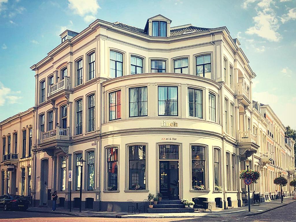 een groot wit gebouw in een stadsstraat bij FINCH Boutique Hotel, downtown in Deventer
