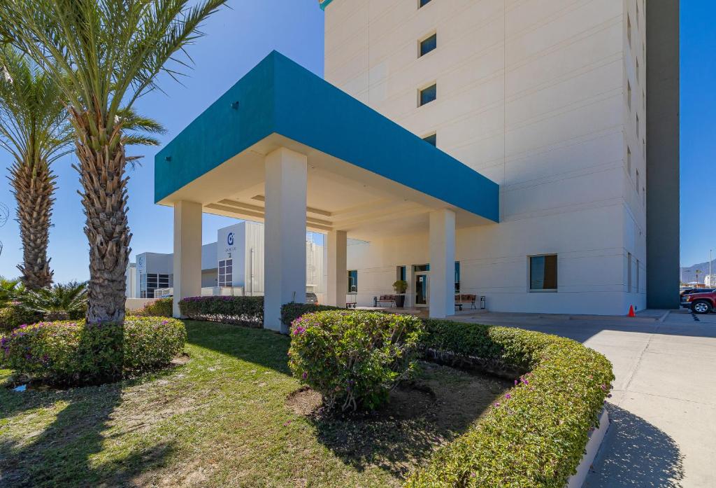 a building with a blue arrow on the side of it at Hotel Aeropuerto Los Cabos in San José del Cabo