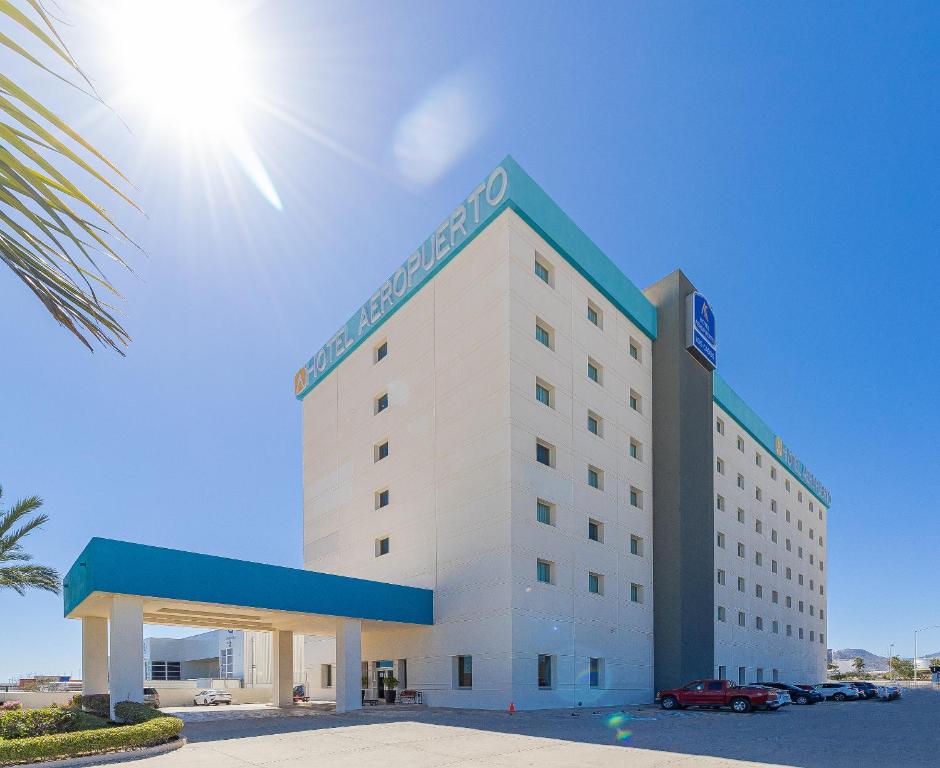 un edificio de hotel con el sol en el cielo en Hotel Aeropuerto Los Cabos, en San José del Cabo