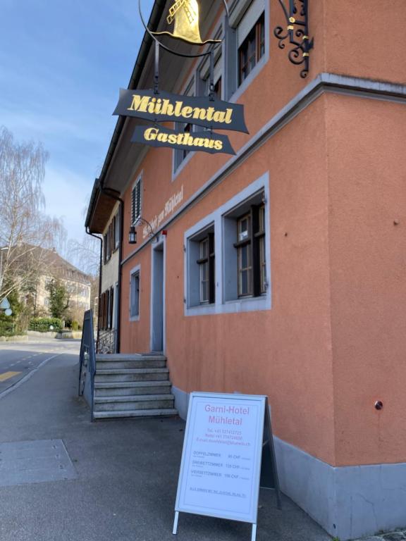 Vor einem Gebäude steht ein Schild. in der Unterkunft Garni-Hotel Mühletal in Stein am Rhein