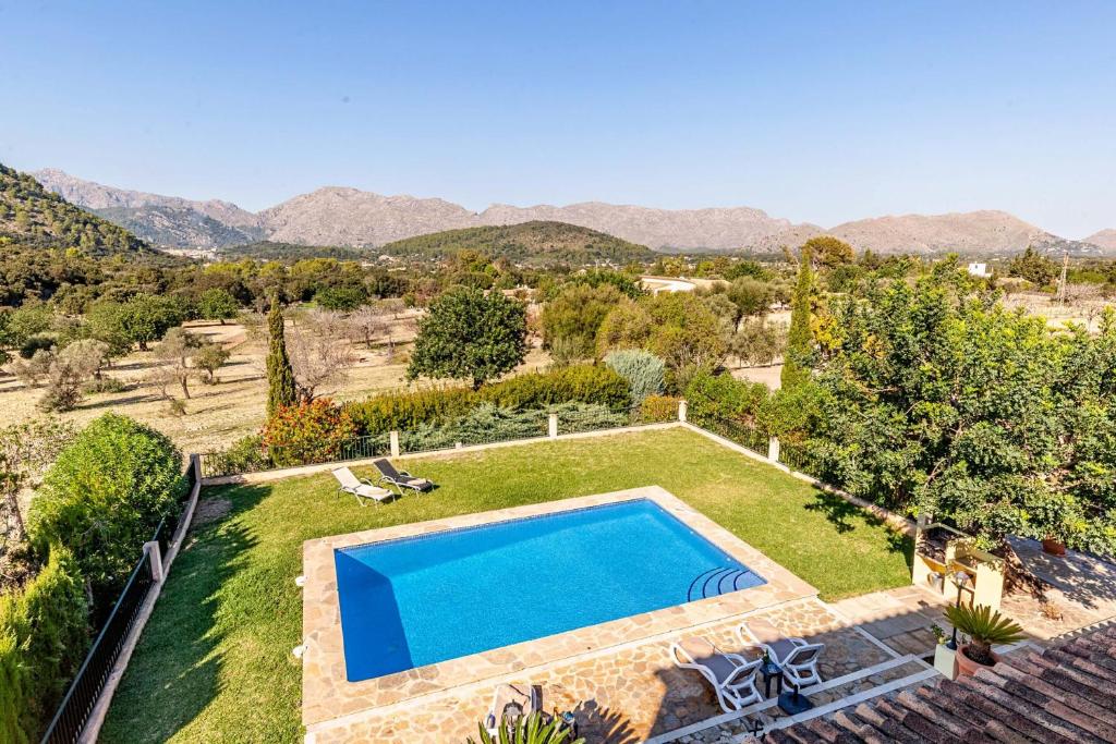 A general mountain view or a mountain view taken from A villát