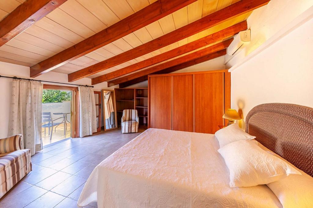 A bed or beds in a room at Villa Mala Garbo by Sealand Villas