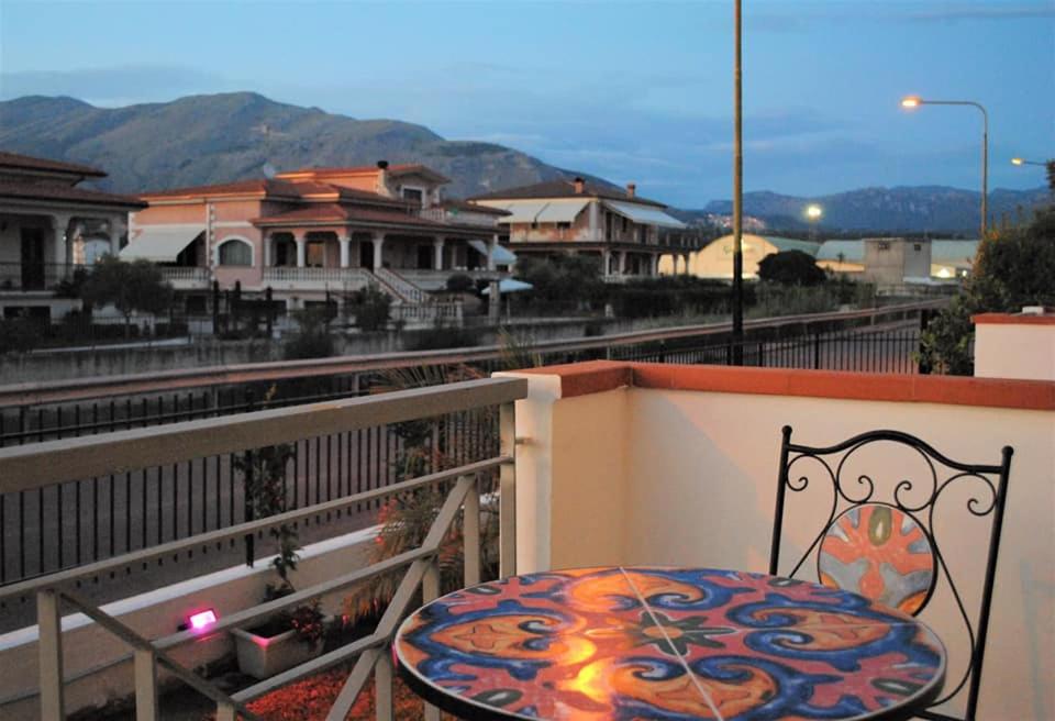 un tavolo su un balcone con vista su un treno di Bed & Breakfast Domus Pepe Scalea a Scalea