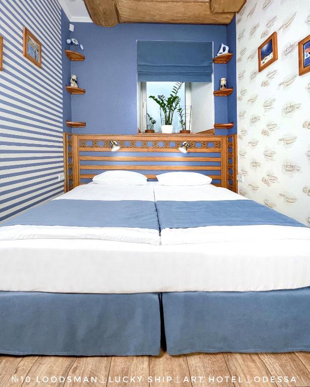 Postel nebo postele na pokoji v ubytování Lucky Ship Art Hotel