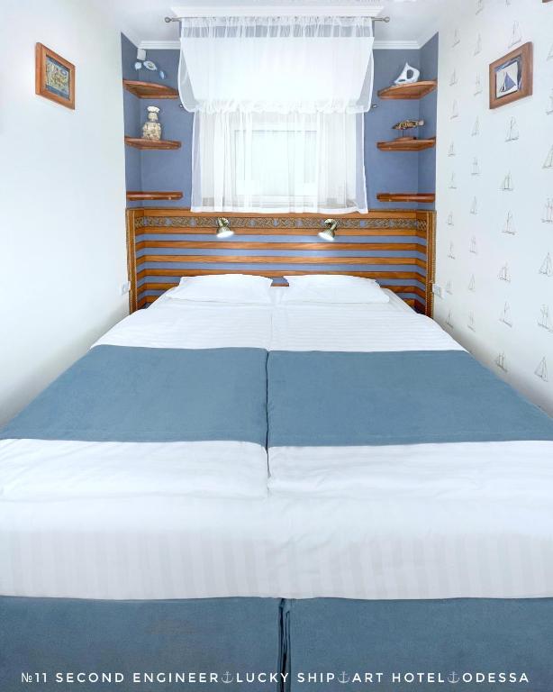 Postel nebo postele na pokoji v ubytování Lucky Ship Art Hotel
