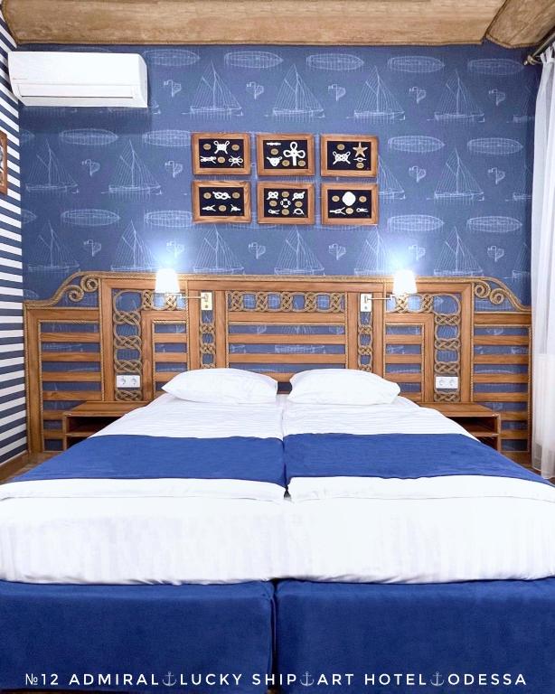 Postel nebo postele na pokoji v ubytování Lucky Ship Art Hotel