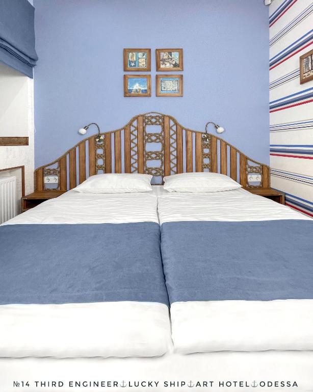Postel nebo postele na pokoji v ubytování Lucky Ship Art Hotel