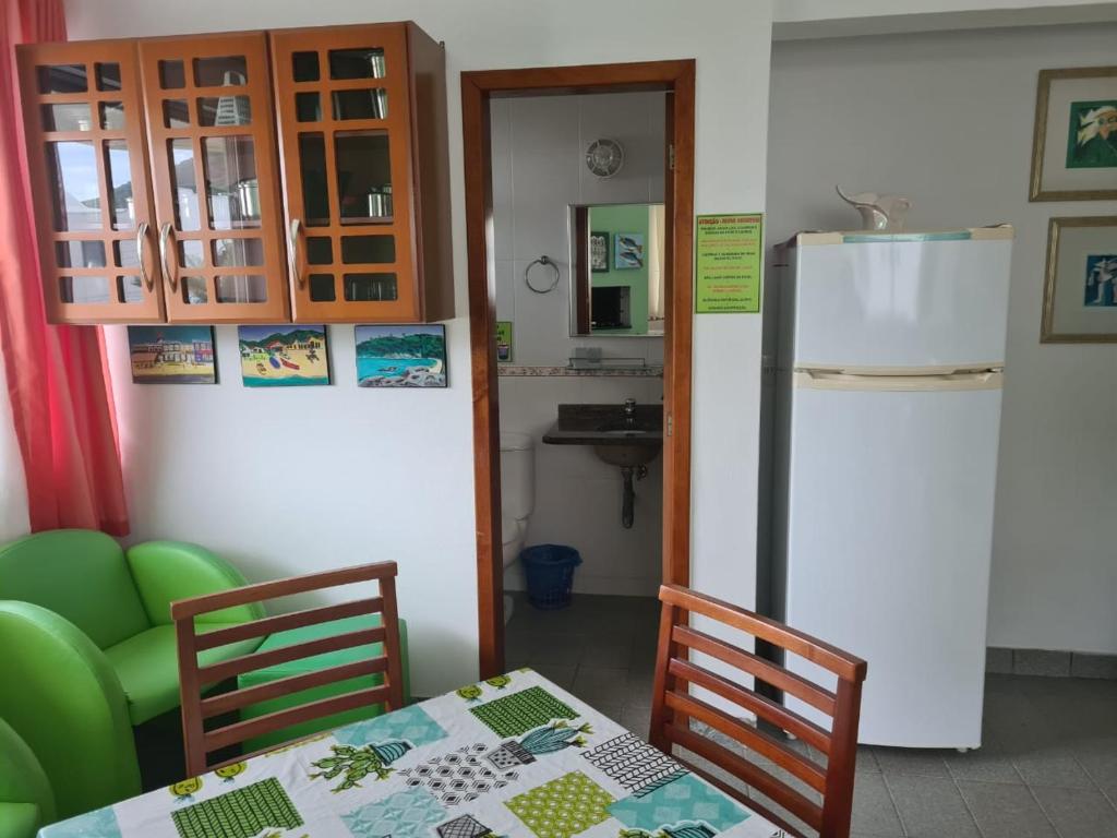  BOMBINHAS APTO DE 01 DORMITÓRIO A 60m PRAIA AR WIFI COM VISTA